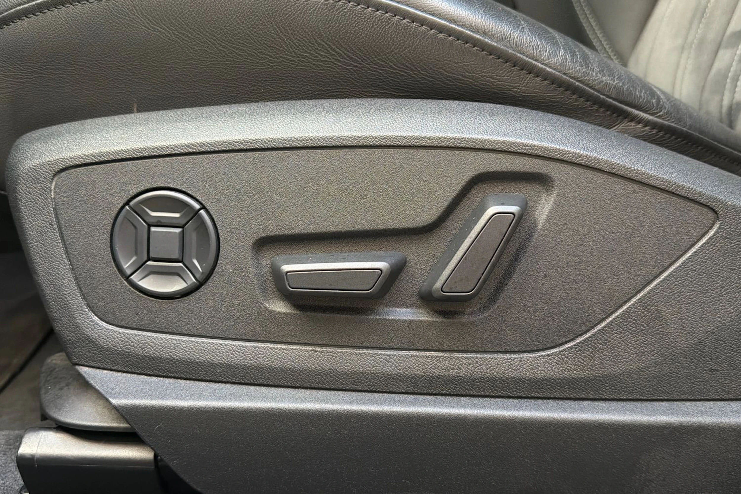 musta Audi Q8 e-tron 2024 kuva 12.