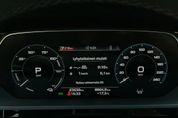 musta Audi Q8 e-tron 2024 kuva 13.