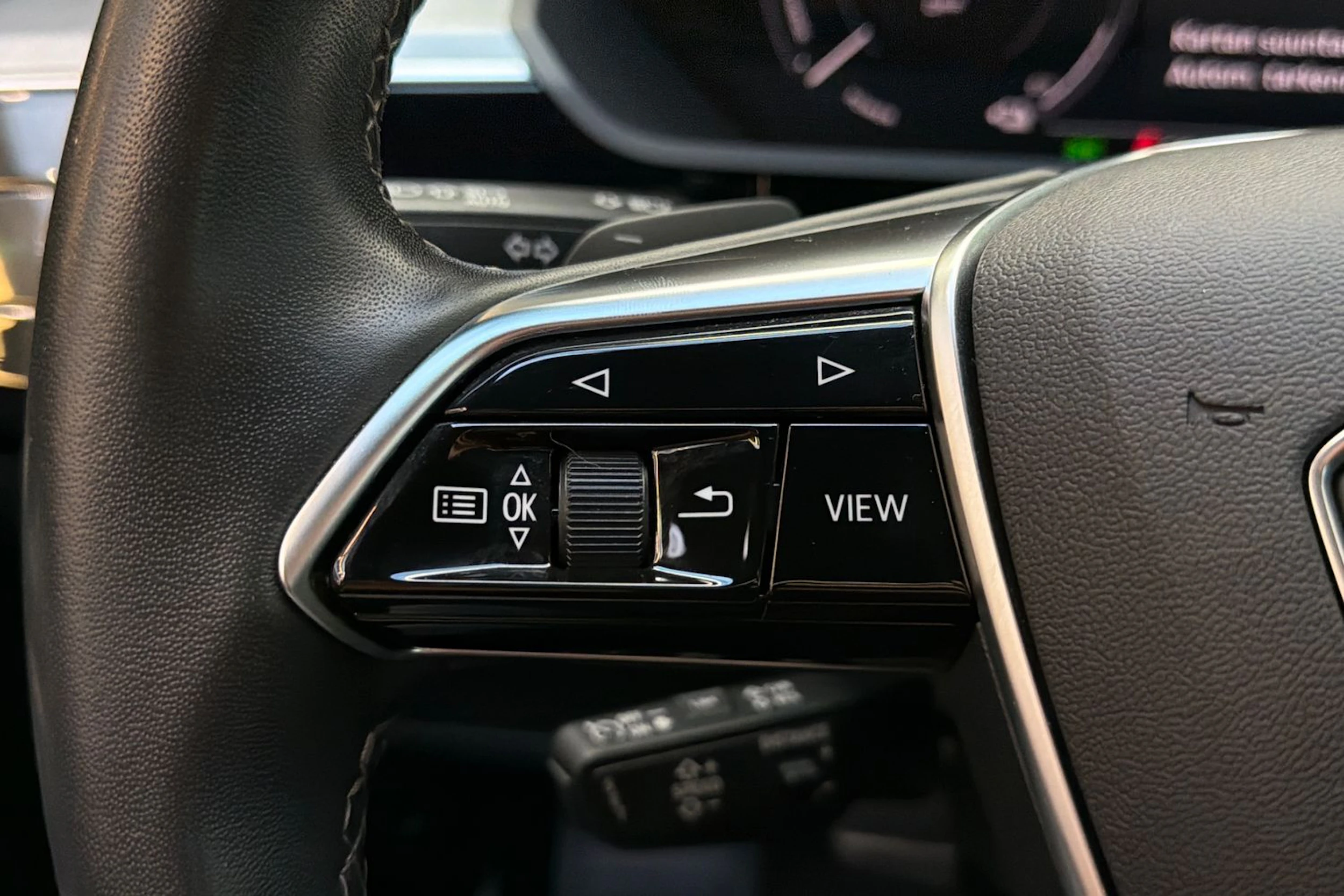 musta Audi Q8 e-tron 2024 kuva 14.