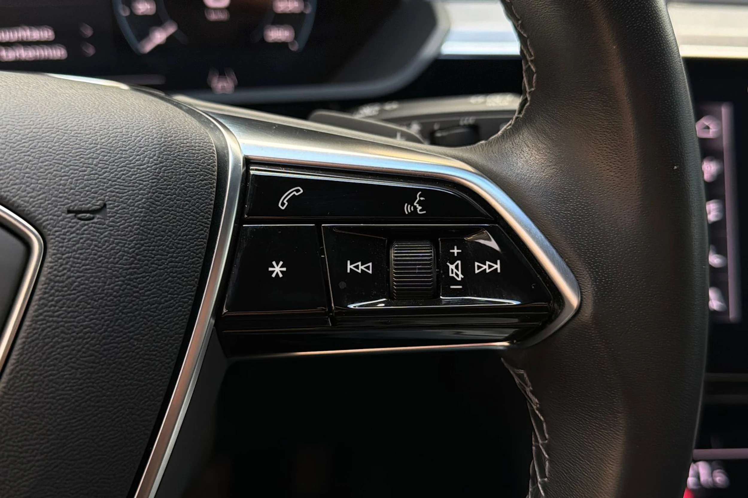 musta Audi Q8 e-tron 2024 kuva 15.