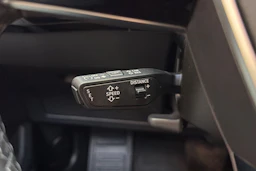 musta Audi Q8 e-tron 2024 kuva 16.