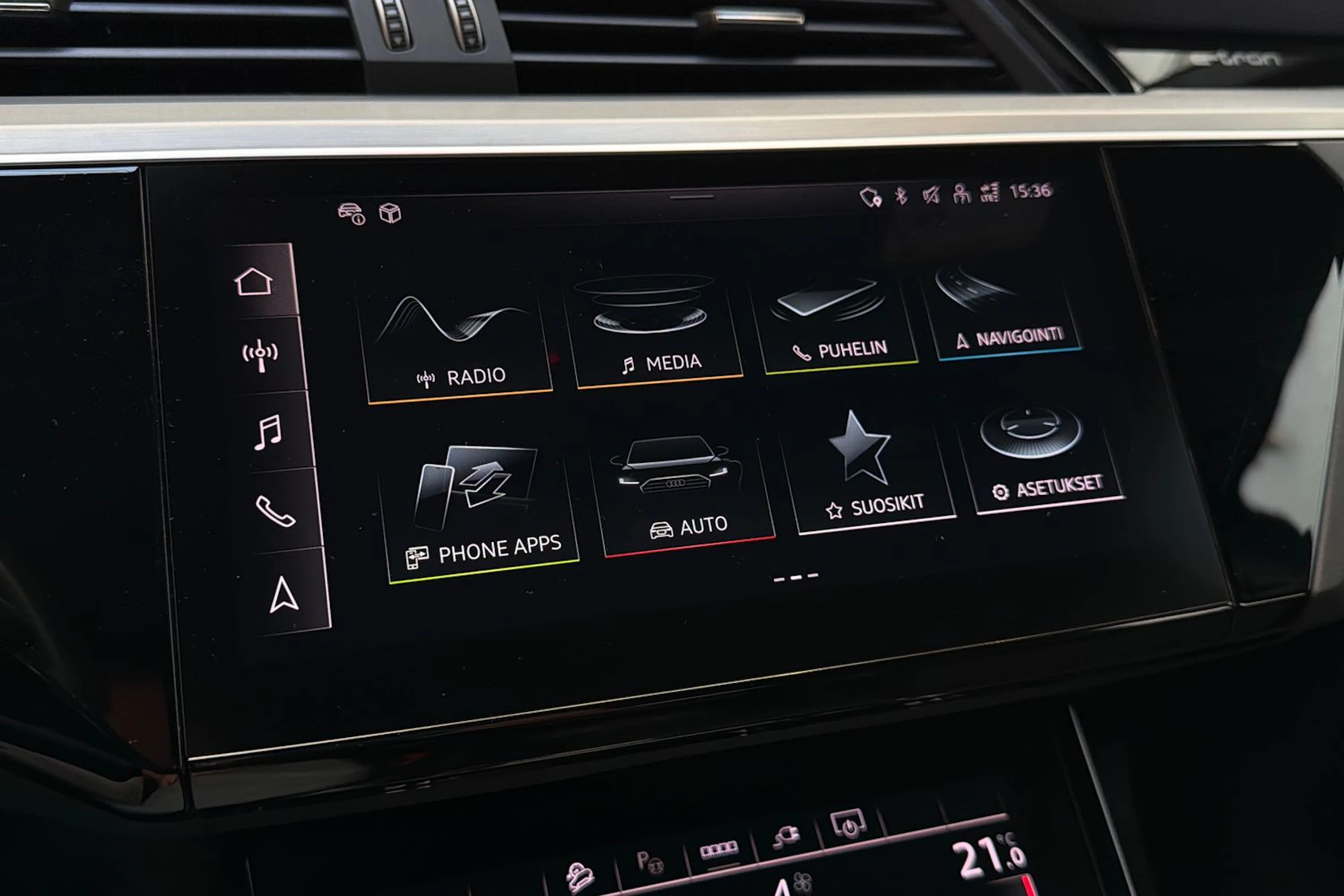 musta Audi Q8 e-tron 2024 kuva 17.