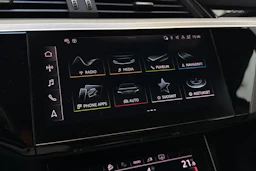 musta Audi Q8 e-tron 2024 kuva 17.