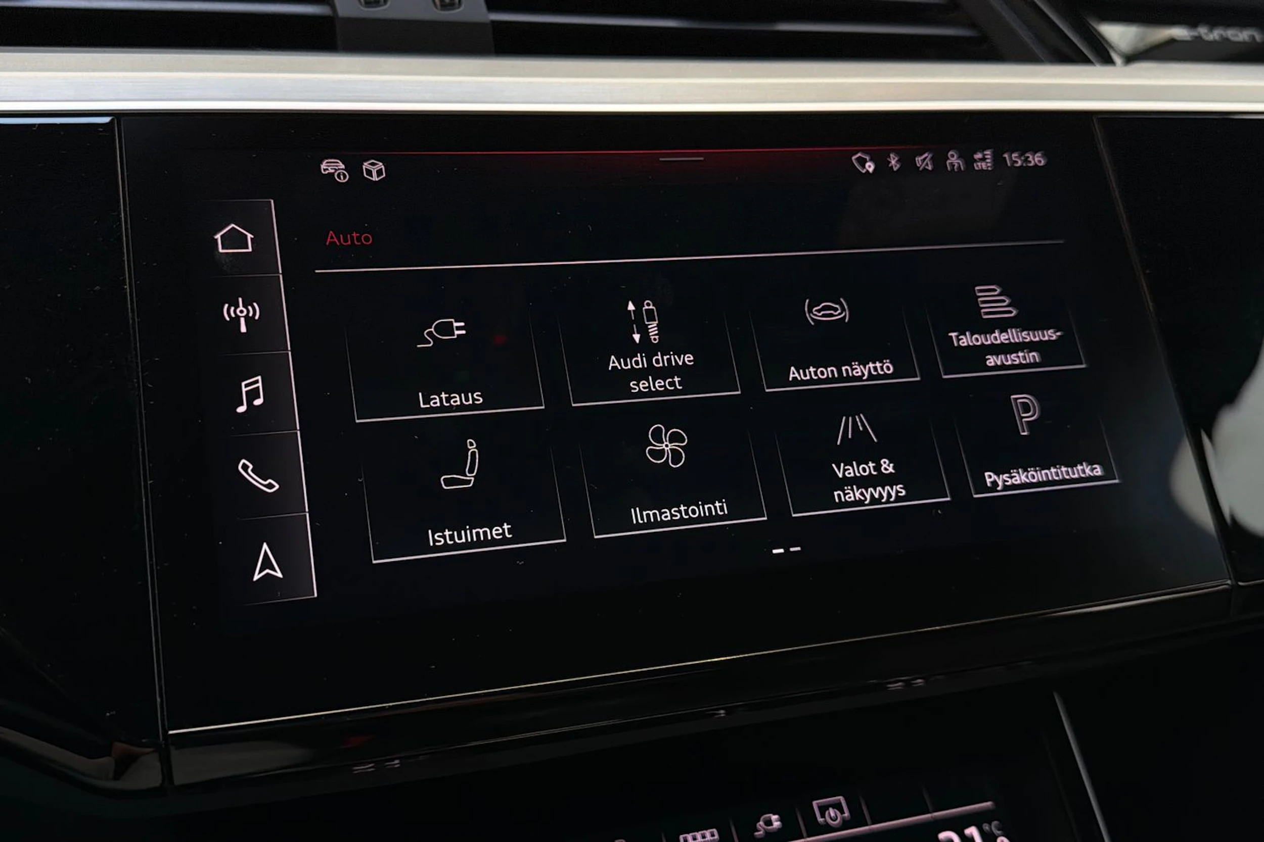 musta Audi Q8 e-tron 2024 kuva 19.