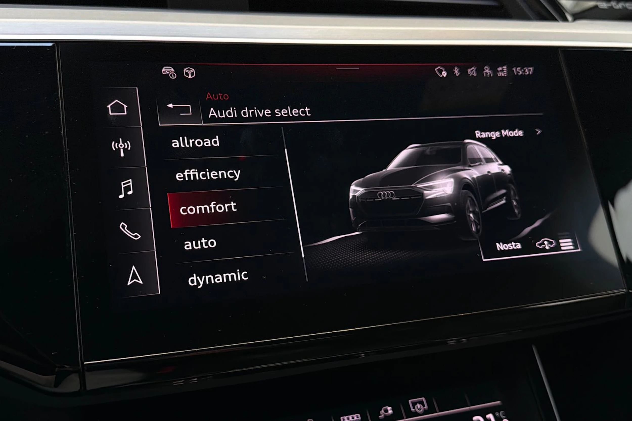 musta Audi Q8 e-tron 2024 kuva 21.