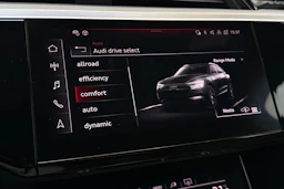 musta Audi Q8 e-tron 2024 kuva 21.