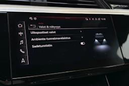 musta Audi Q8 e-tron 2024 kuva 24.