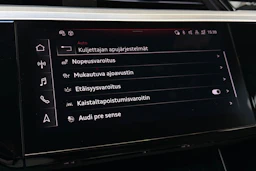 musta Audi Q8 e-tron 2024 kuva 26.