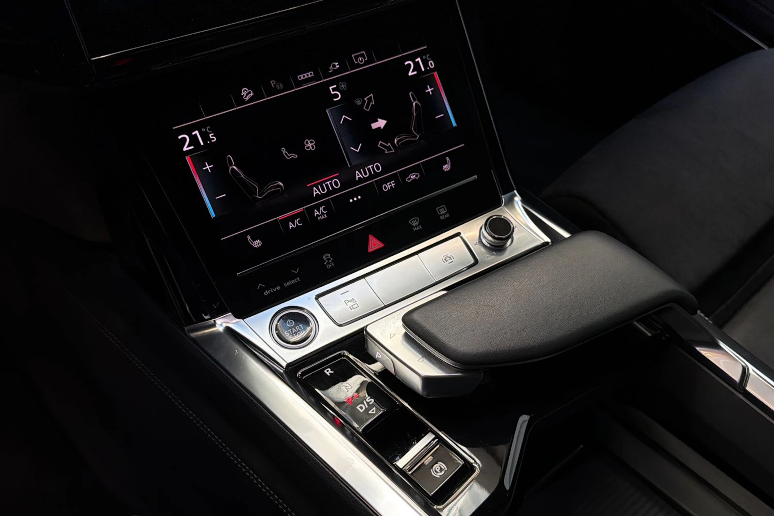 musta Audi Q8 e-tron 2024 kuva 29.