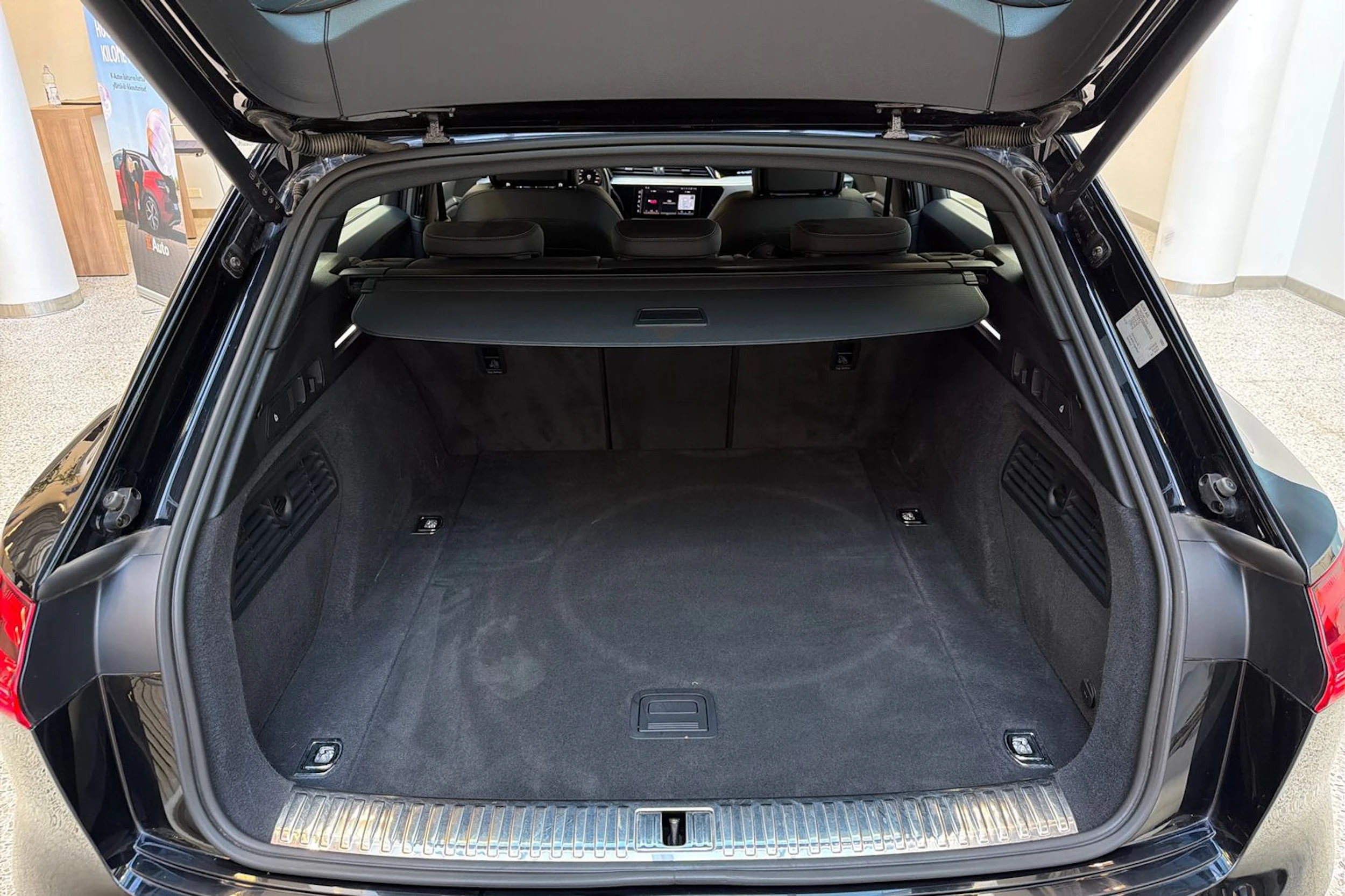 musta Audi Q8 e-tron 2024 kuva 31.