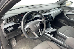 Harmaa Audi Q8 e-tron 2024 kuva 3.