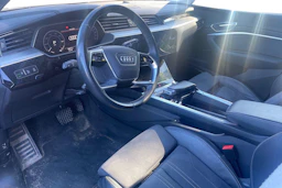 Harmaa Audi Q8 e-tron 2024 kuva 3.