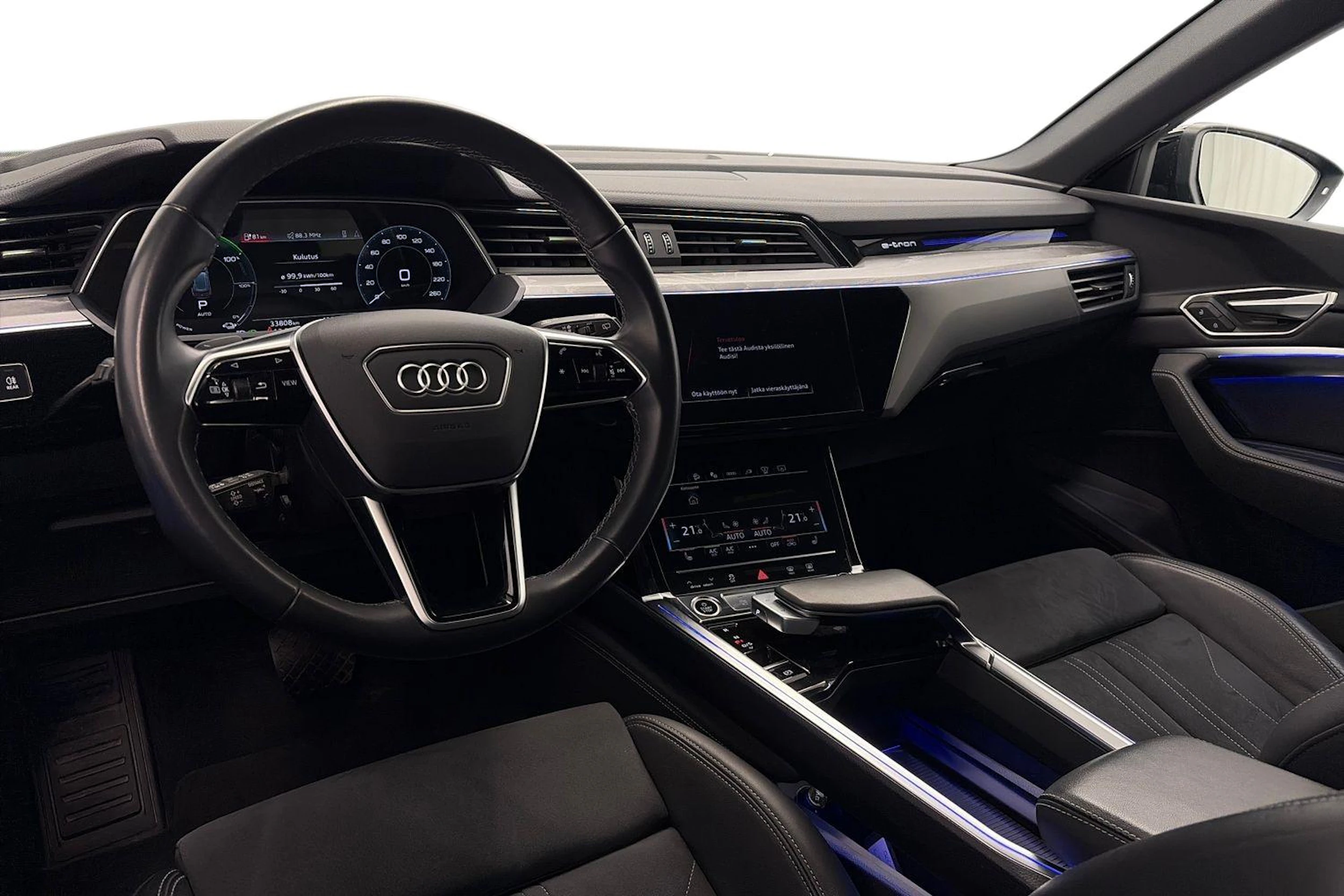 sininen Audi Q8 e-tron 2024 kuva 8.