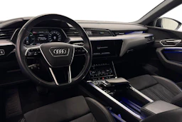 sininen Audi Q8 e-tron 2024 kuva 8.