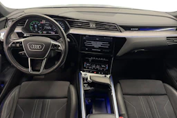 sininen Audi Q8 e-tron 2024 kuva 9.