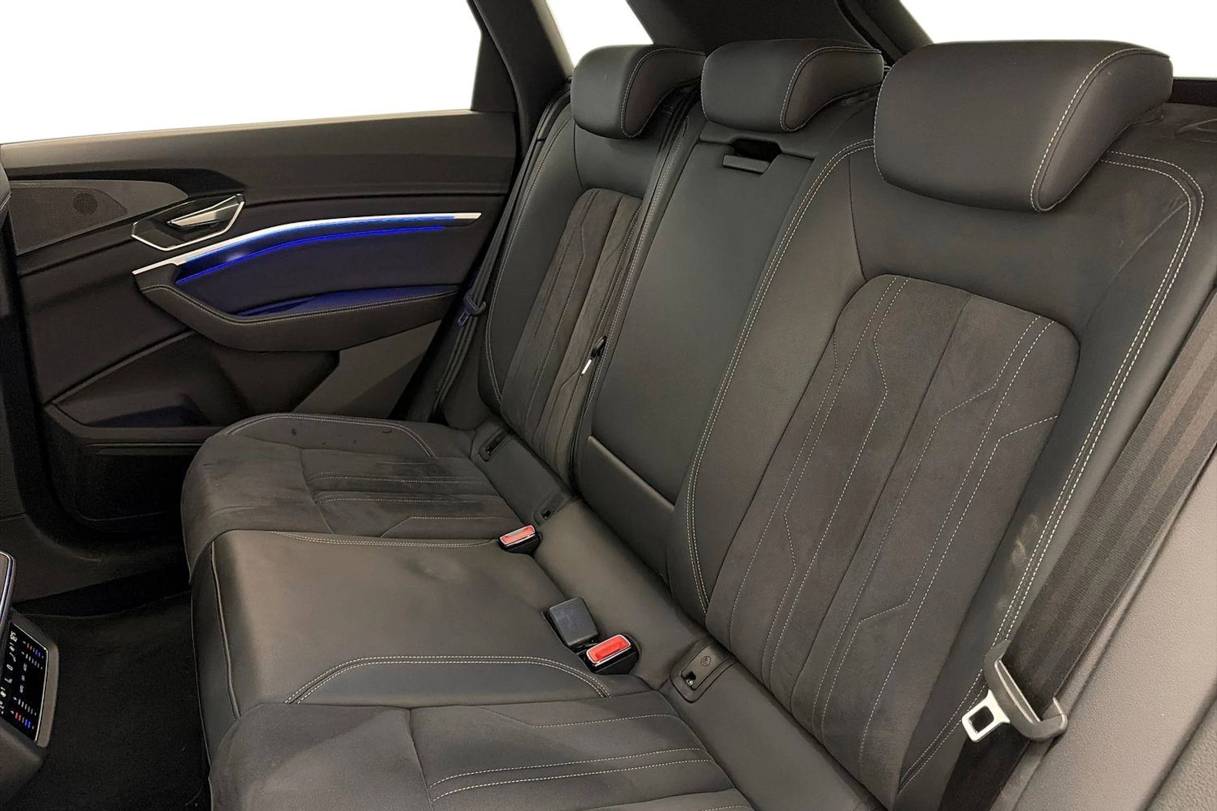 sininen Audi Q8 e-tron 2024 kuva 11.