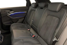 sininen Audi Q8 e-tron 2024 kuva 11.
