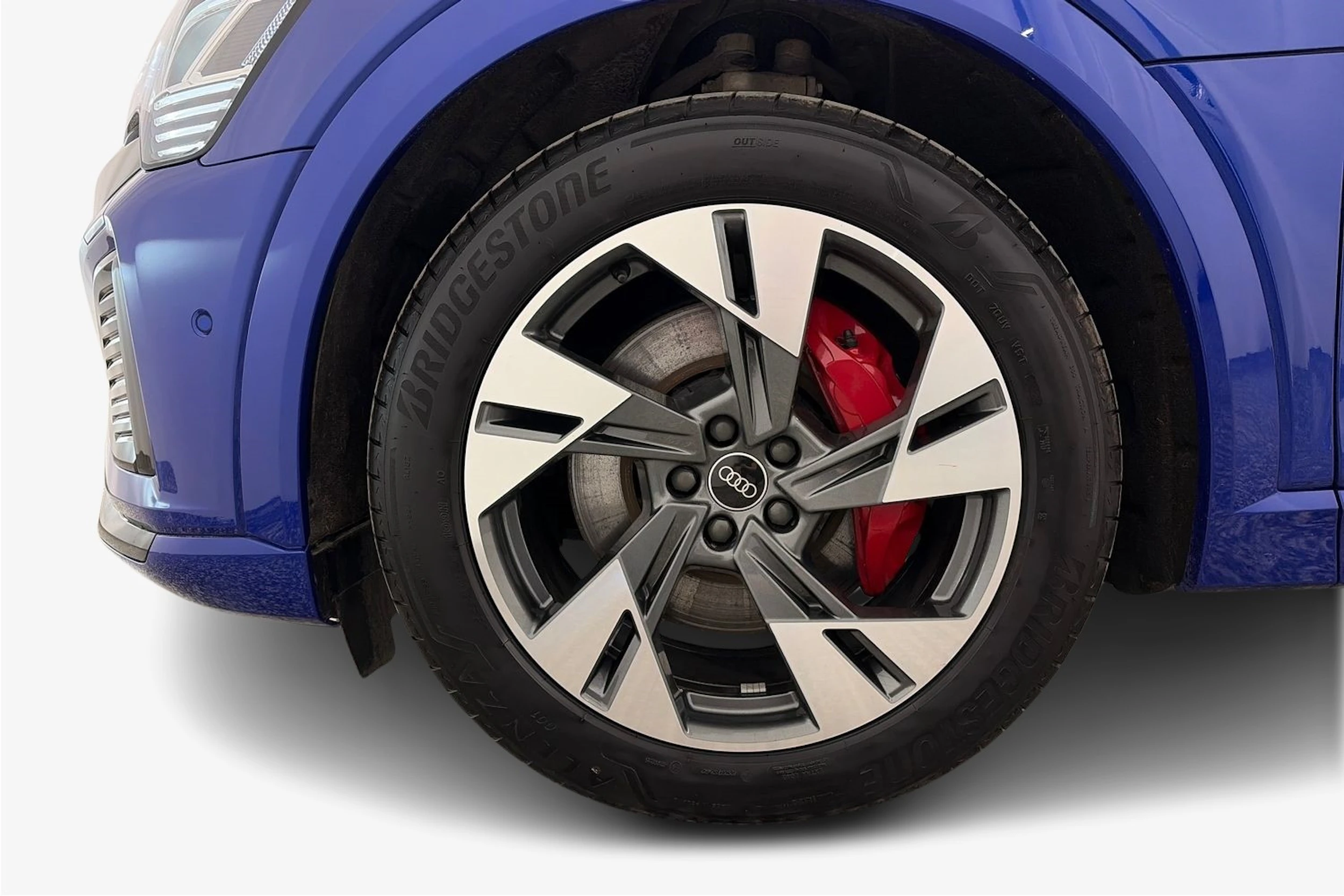 sininen Audi Q8 e-tron 2024 kuva 12.