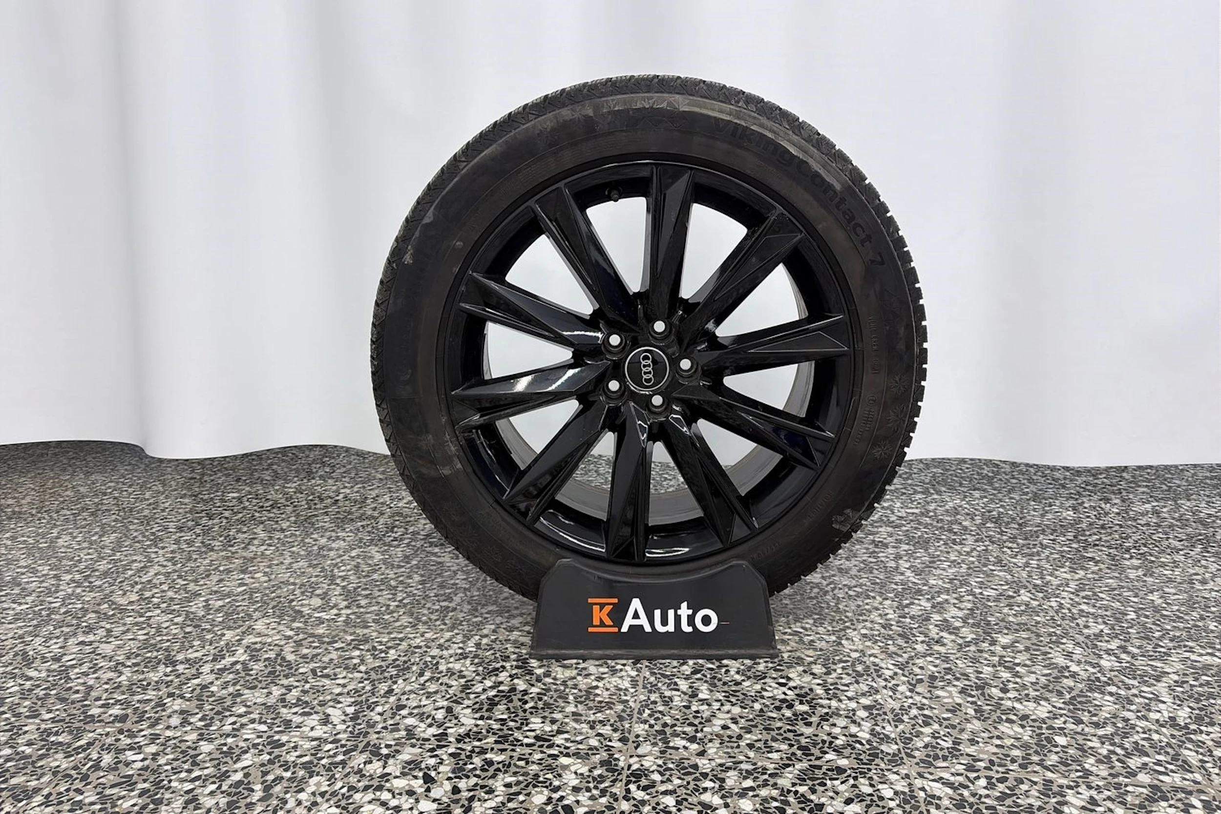 sininen Audi Q8 e-tron 2024 kuva 13.