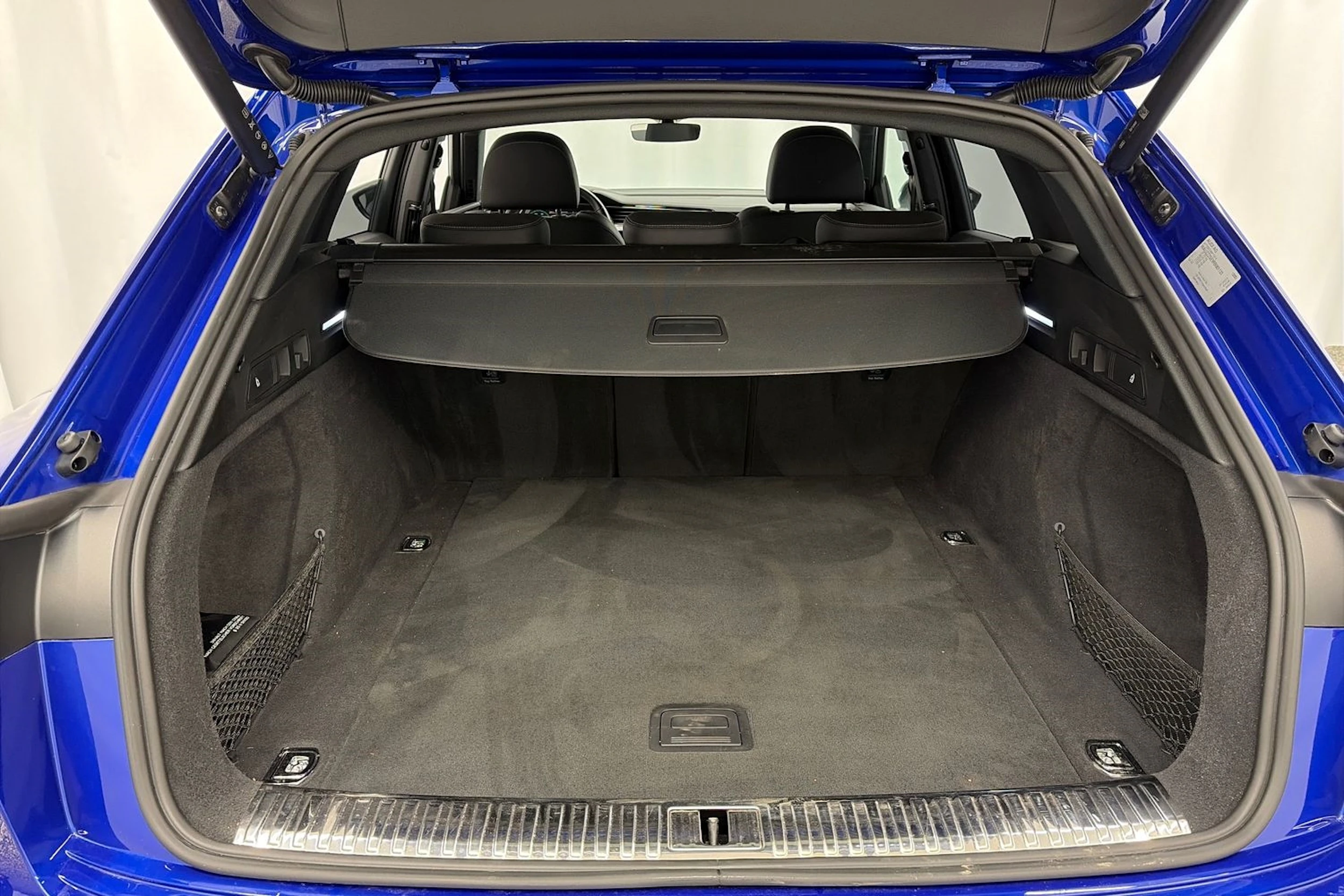 sininen Audi Q8 e-tron 2024 kuva 15.