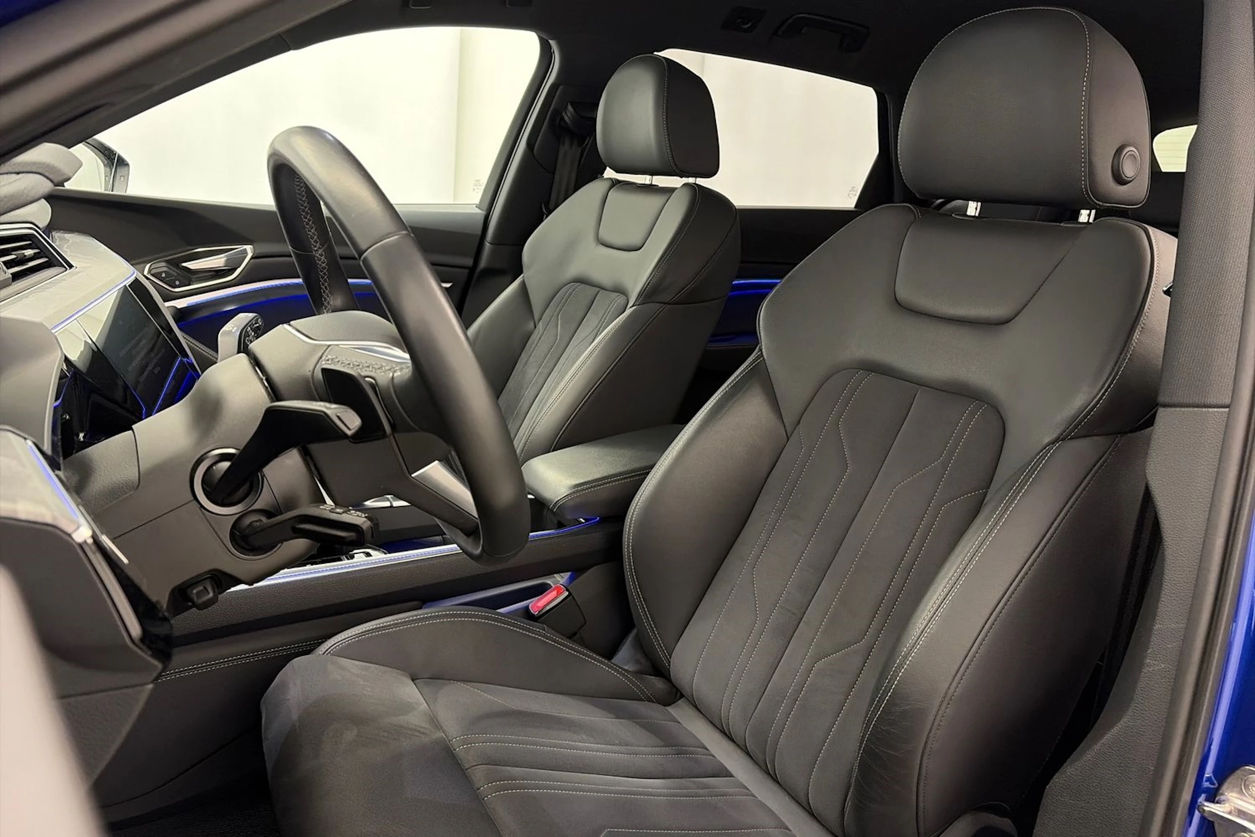 sininen Audi Q8 e-tron 2024 kuva 17.