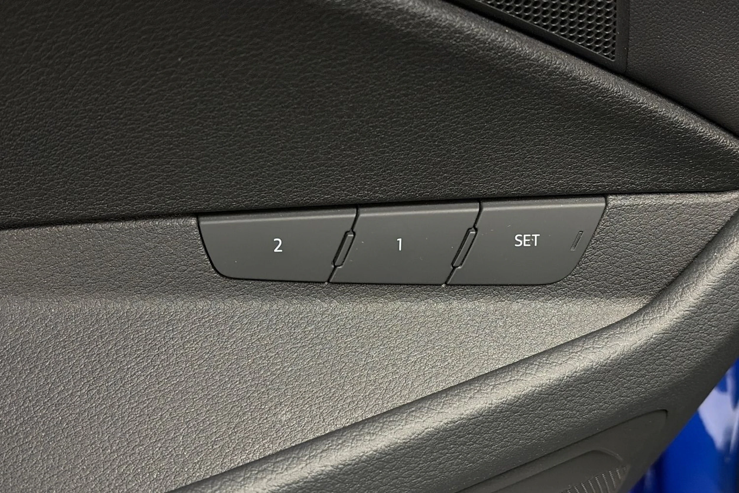 sininen Audi Q8 e-tron 2024 kuva 18.