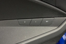 sininen Audi Q8 e-tron 2024 kuva 18.