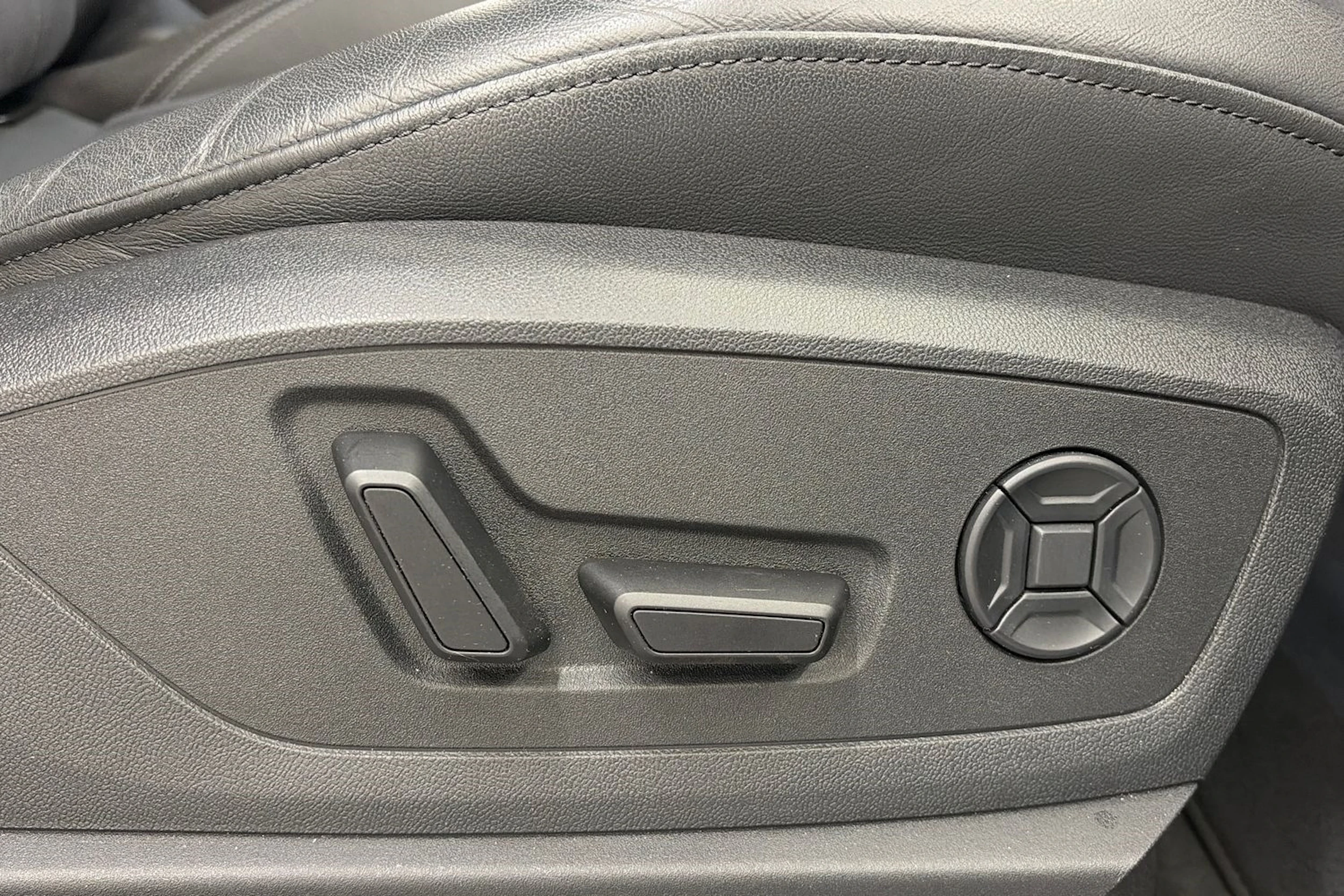 sininen Audi Q8 e-tron 2024 kuva 19.