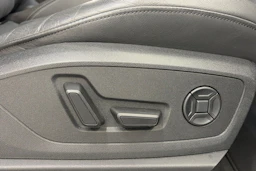 sininen Audi Q8 e-tron 2024 kuva 19.