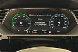 sininen Audi Q8 e-tron 2024 kuva 20.