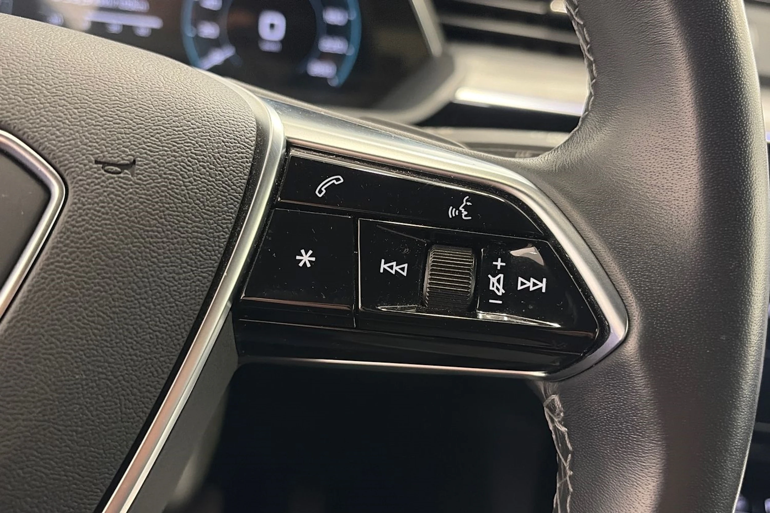 sininen Audi Q8 e-tron 2024 kuva 22.