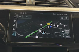 sininen Audi Q8 e-tron 2024 kuva 24.