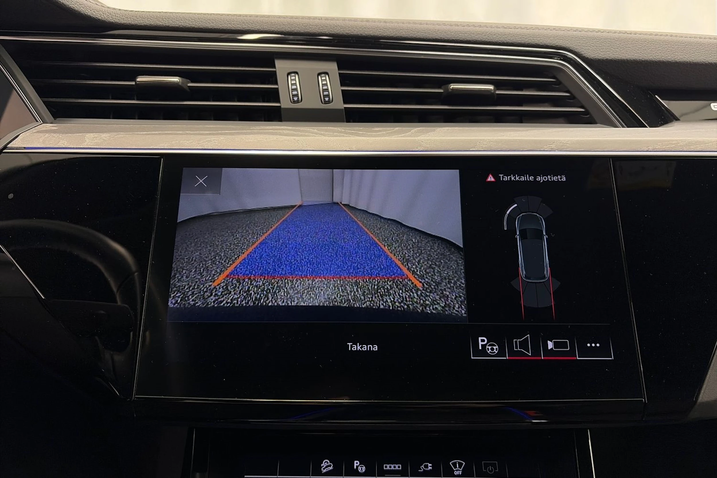 sininen Audi Q8 e-tron 2024 kuva 25.