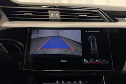 sininen Audi Q8 e-tron 2024 kuva 25.