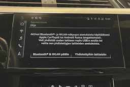 sininen Audi Q8 e-tron 2024 kuva 26.