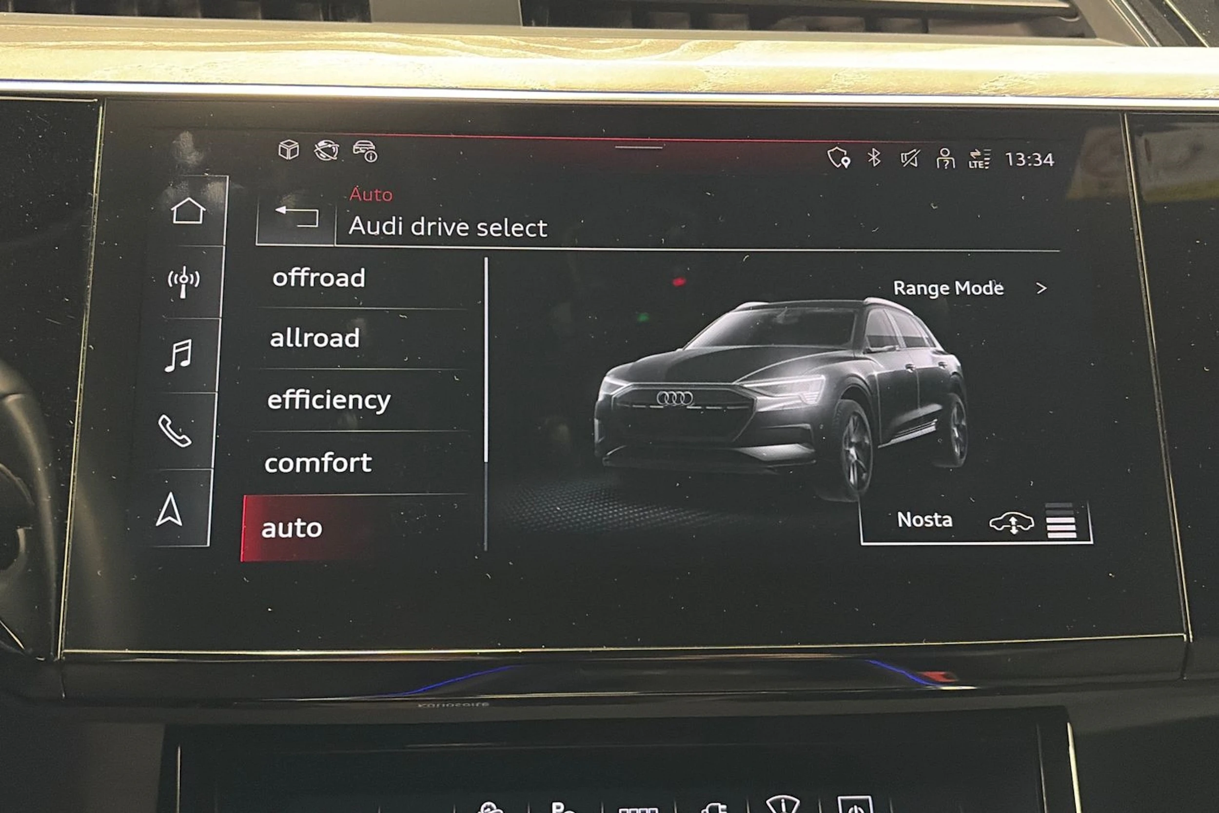 sininen Audi Q8 e-tron 2024 kuva 27.