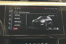 sininen Audi Q8 e-tron 2024 kuva 27.