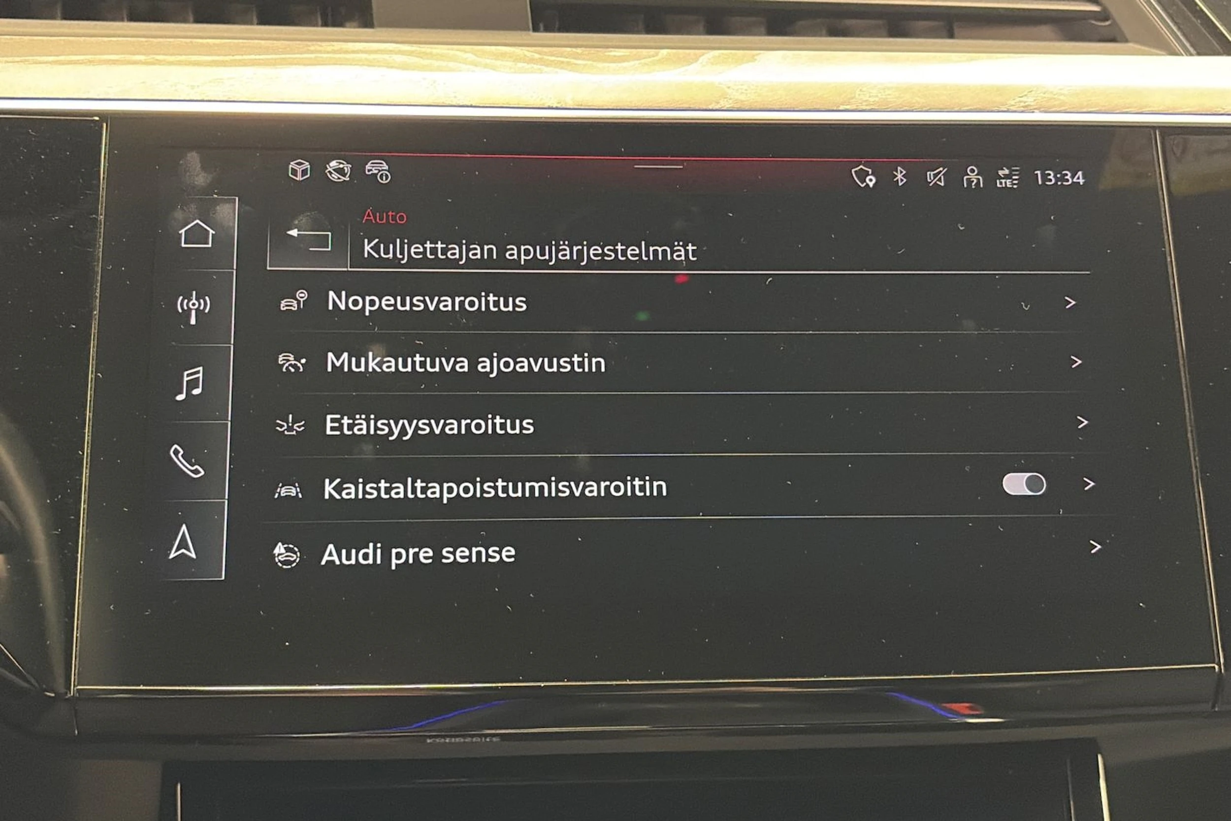 sininen Audi Q8 e-tron 2024 kuva 28.
