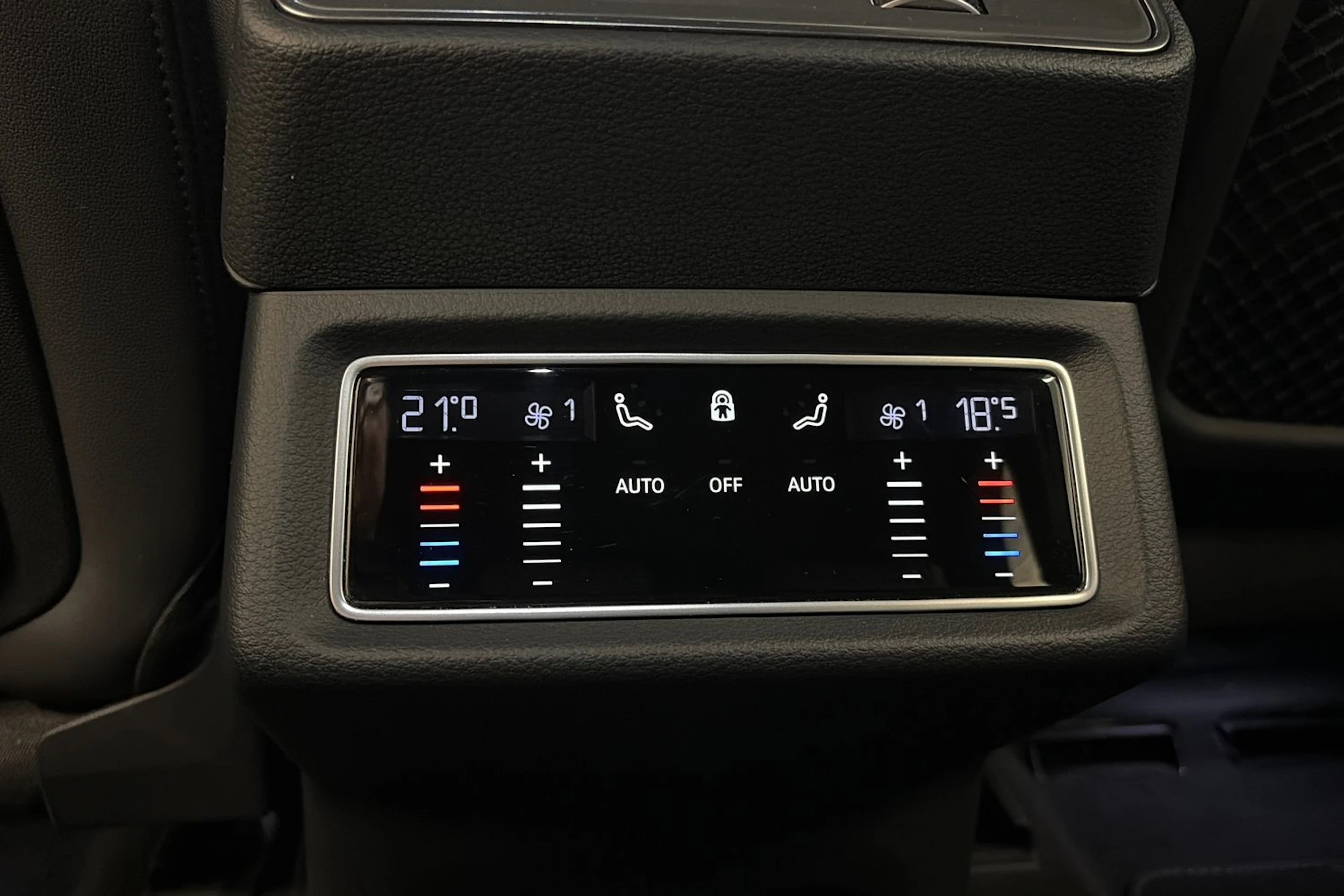 sininen Audi Q8 e-tron 2024 kuva 30.