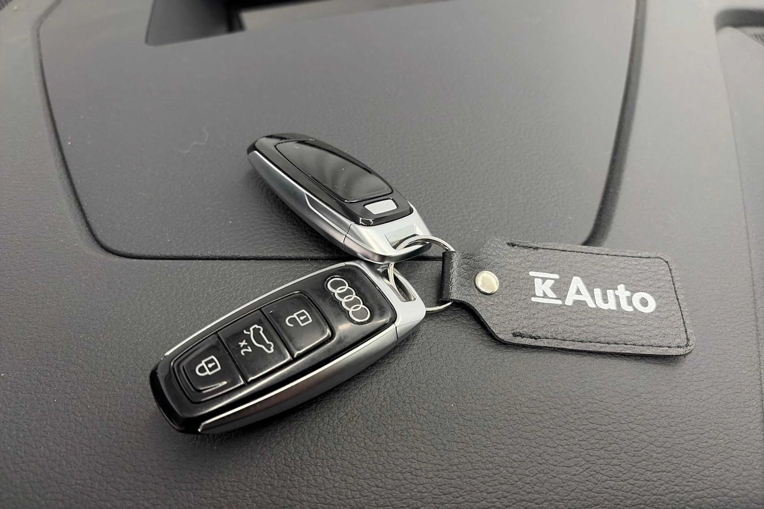 sininen Audi Q8 e-tron 2024 kuva 32.