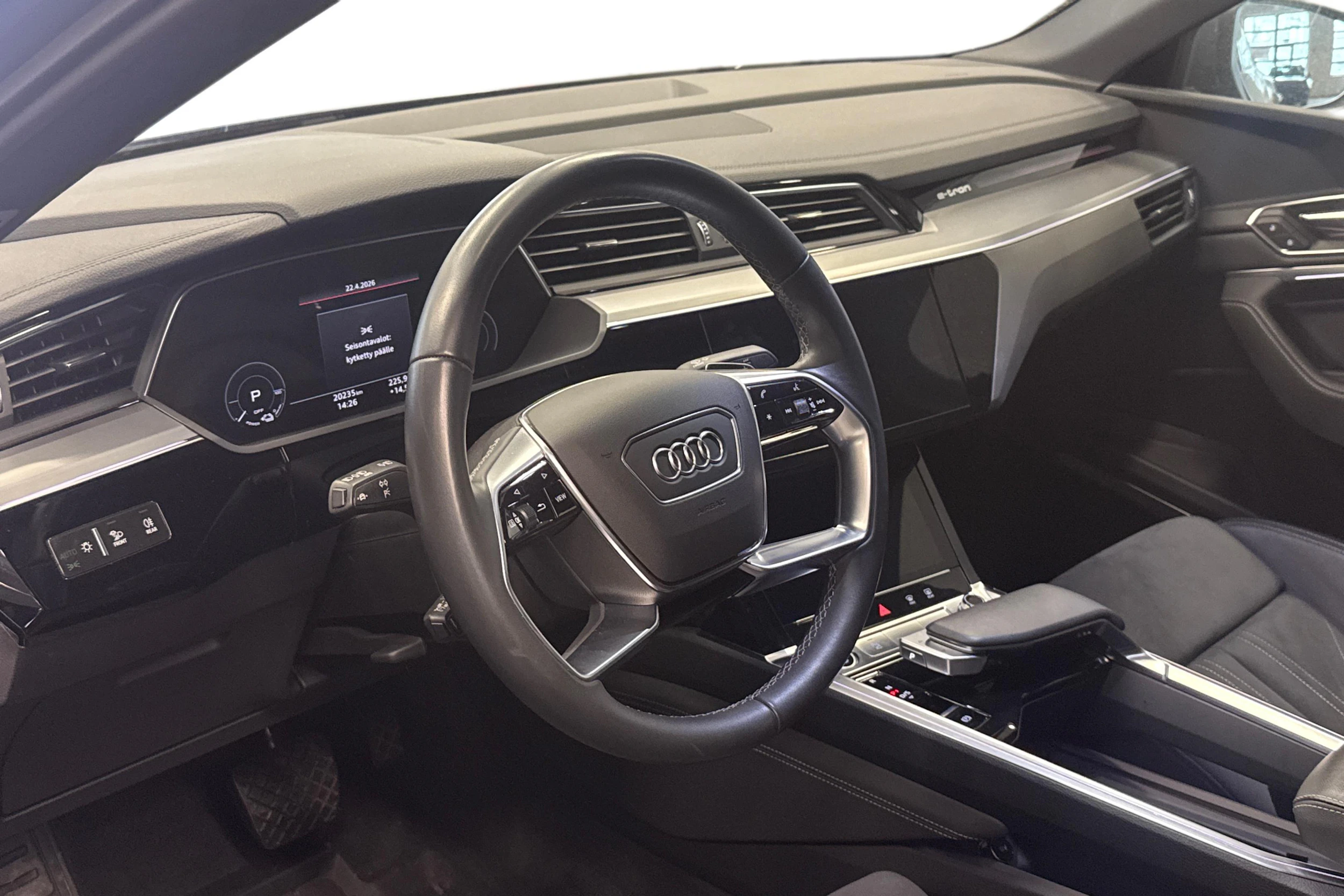 harmaa Audi Q8 e-tron 2024 kuva 3.