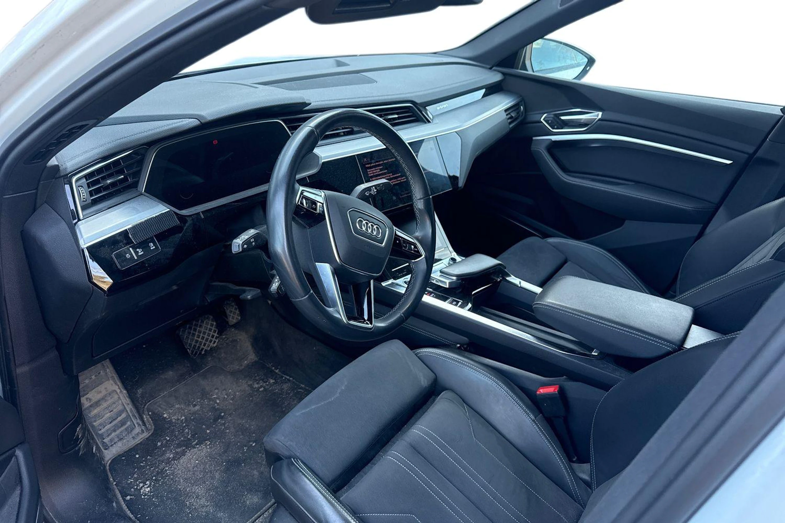 valkoinen Audi Q8 e-tron 2024 kuva 3.