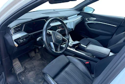 valkoinen Audi Q8 e-tron 2024 kuva 3.