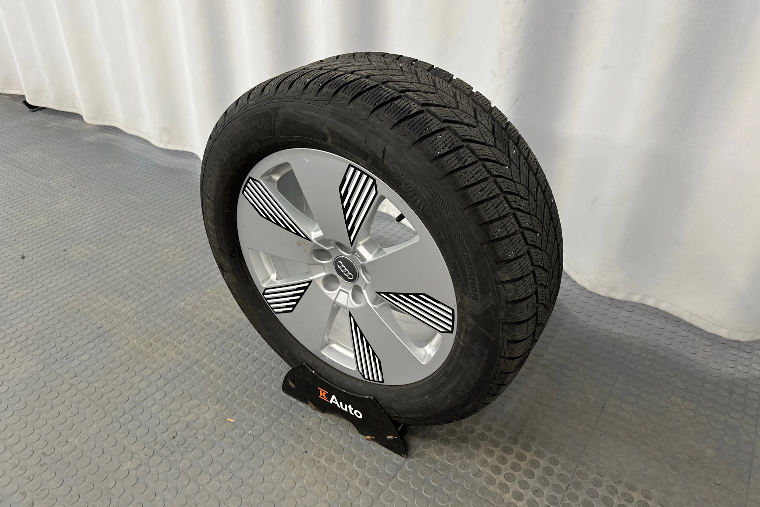 harmaa Audi Q8 e-tron 2024 kuva 13.