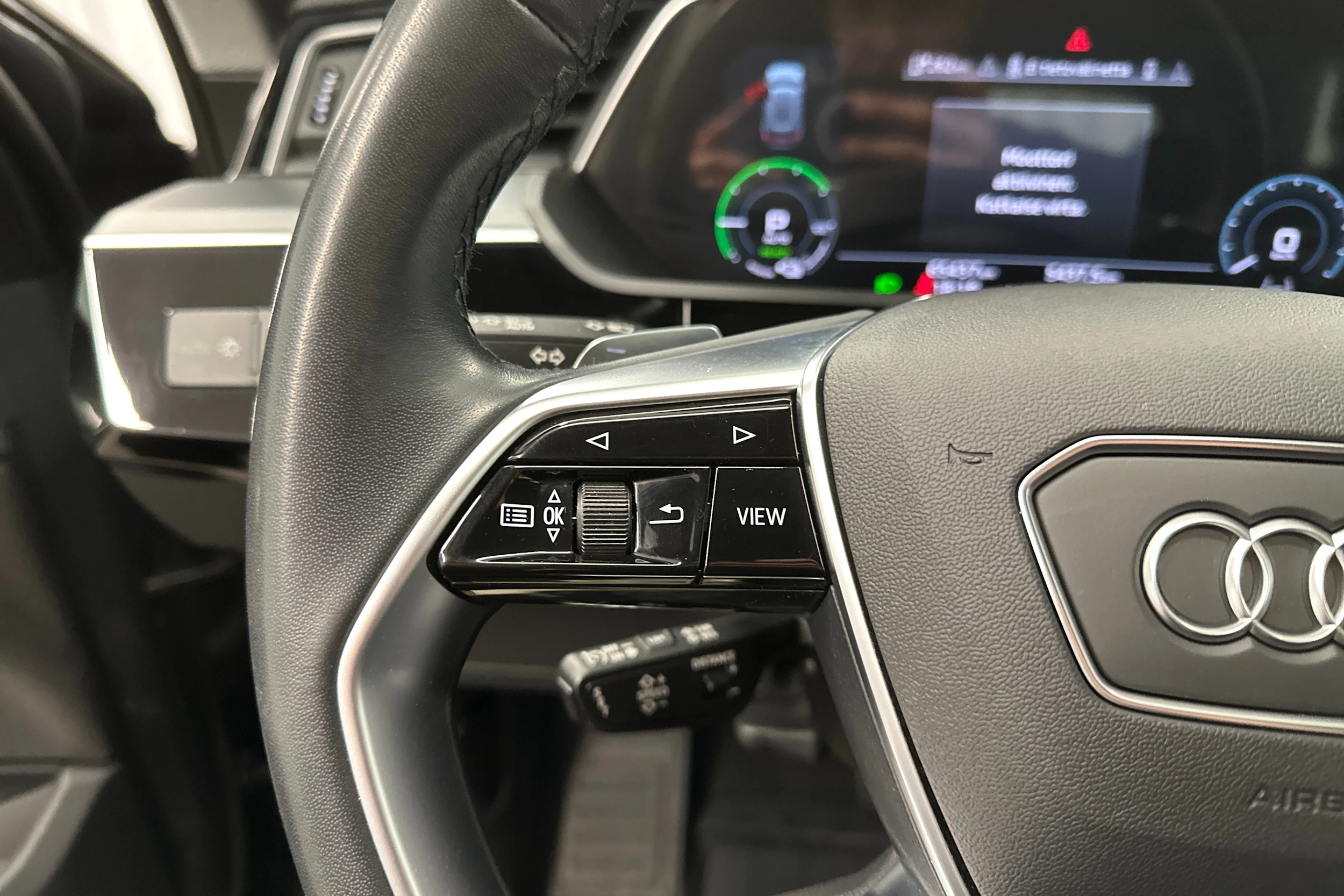 harmaa Audi Q8 e-tron 2024 kuva 15.