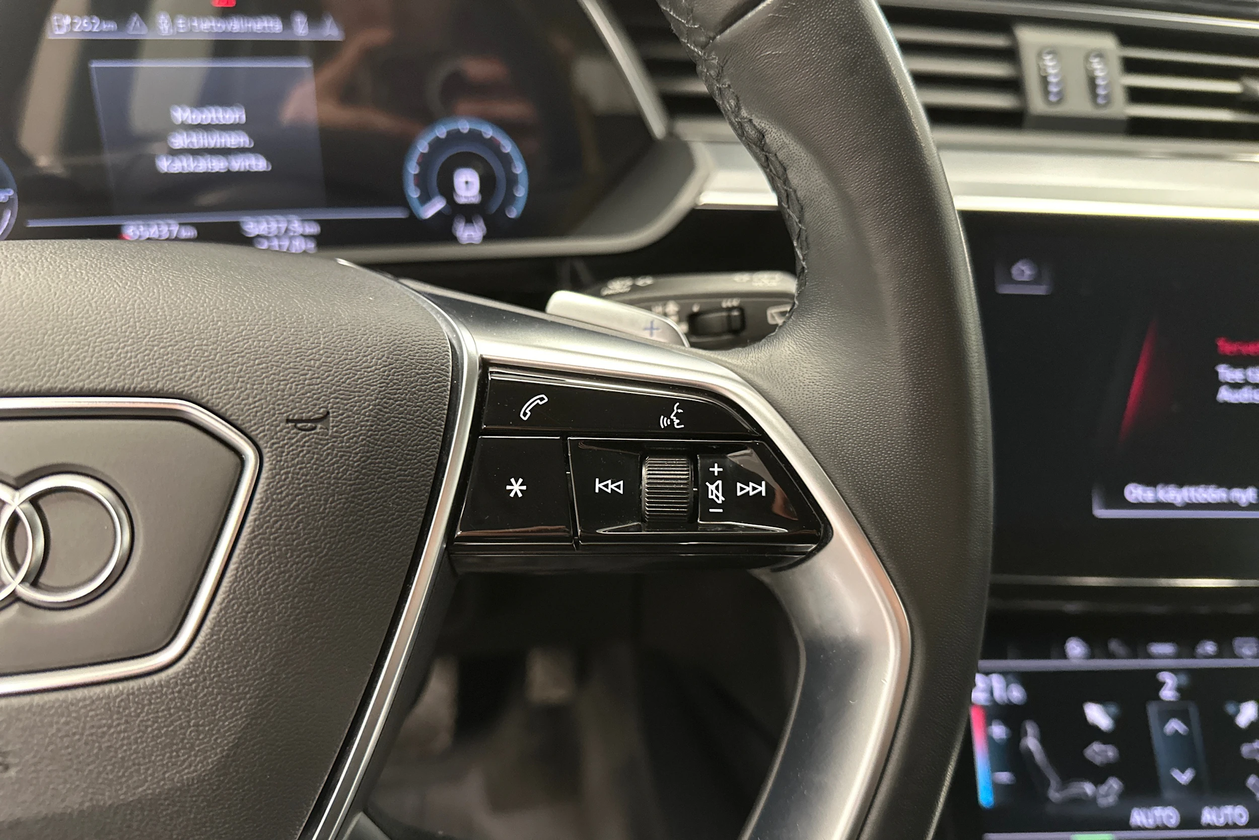 harmaa Audi Q8 e-tron 2024 kuva 16.