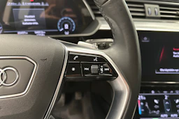 harmaa Audi Q8 e-tron 2024 kuva 16.