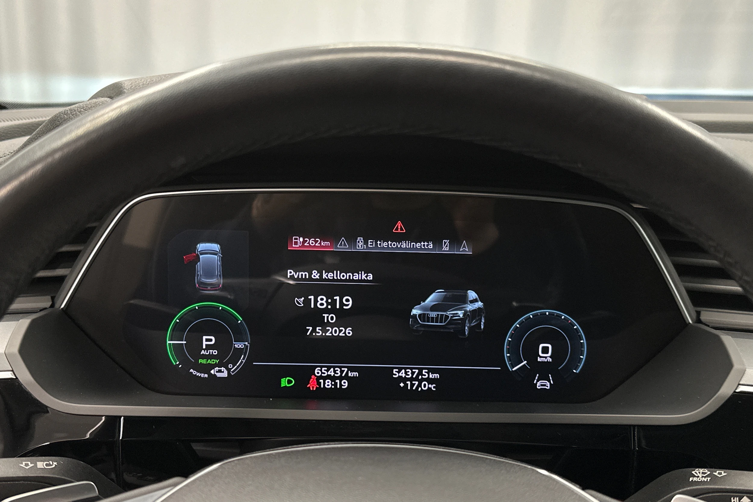 harmaa Audi Q8 e-tron 2024 kuva 18.