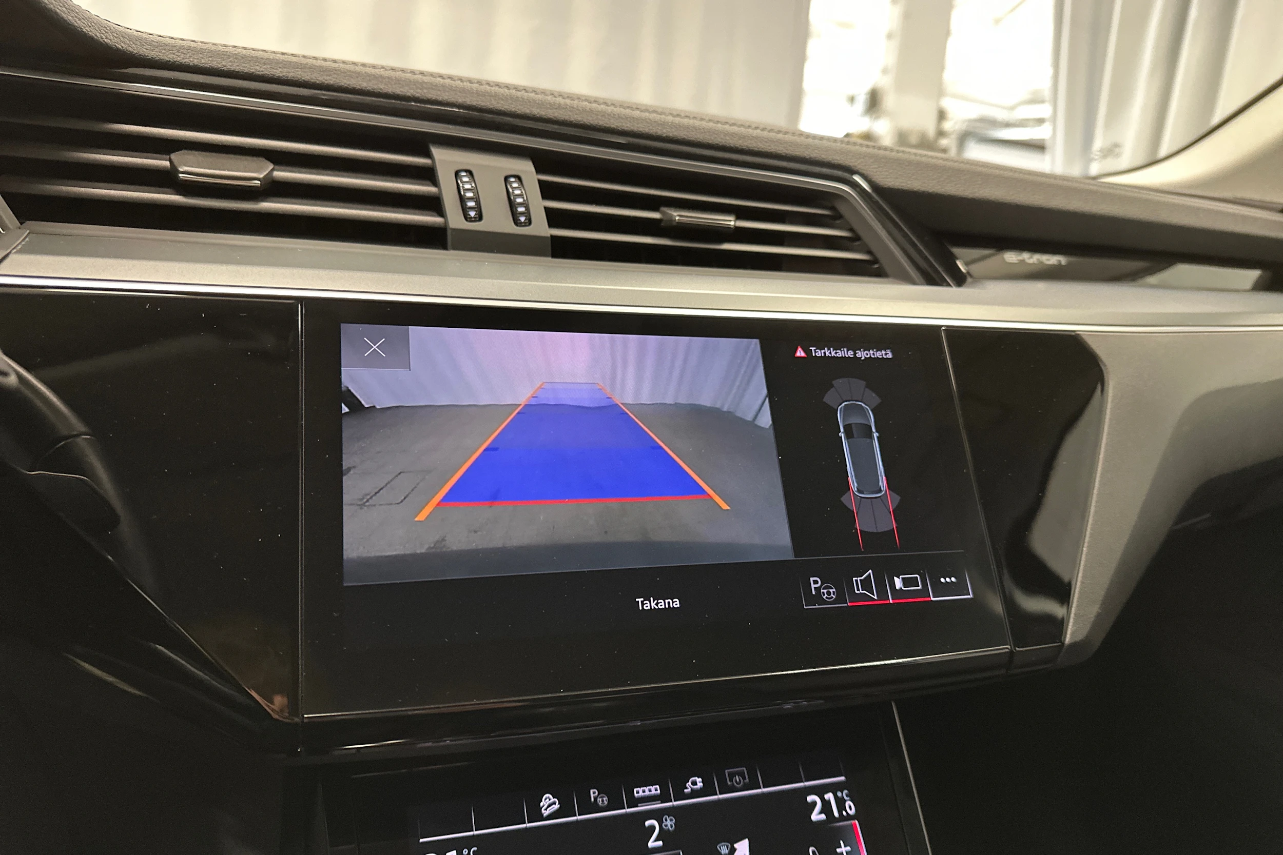 harmaa Audi Q8 e-tron 2024 kuva 19.