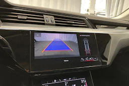 harmaa Audi Q8 e-tron 2024 kuva 19.